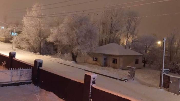 Van'da kar yağışı: 27 yerleşim yerinin yolu kapandı