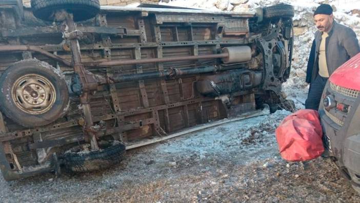 Hakkari'de feci kaza! Öğretmen servisi devrildi: 12 yaralı