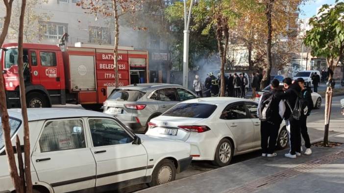 Seyir halindeyken yanan otomobili itfaiye söndürdü