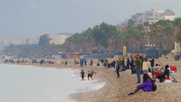 Antalya'da yağmura rağmen deniz keyfi yaptılar