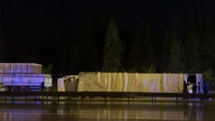 Kontrolden çıkan tır devrilince trafik aksadı