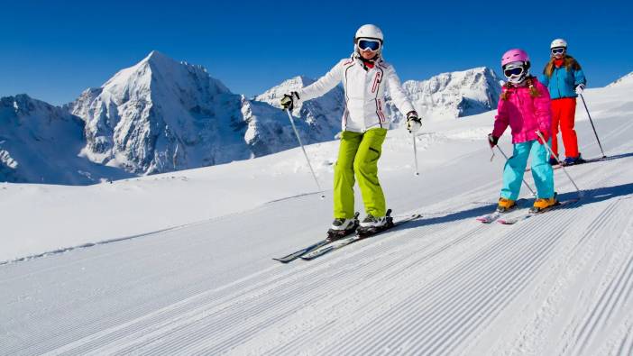 Uludağ'da kayak sezonu başladı; Vatandaşlar karın gelişini halay çekerek kutladı