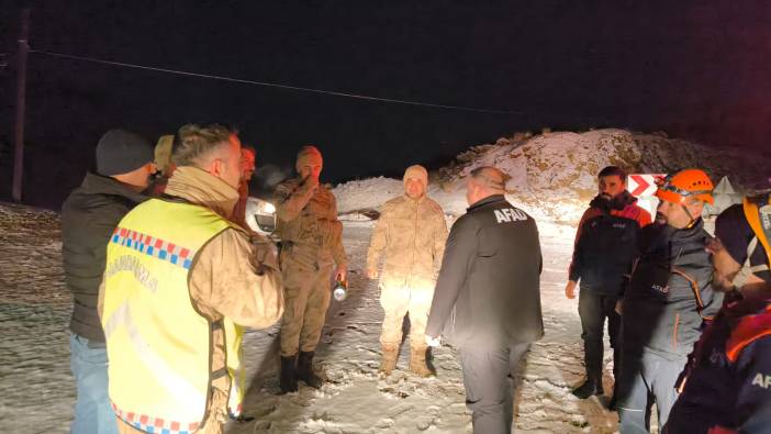 Adıyaman’da buzlanan yolda mahsur kalan 14 kişi kurtarıldı