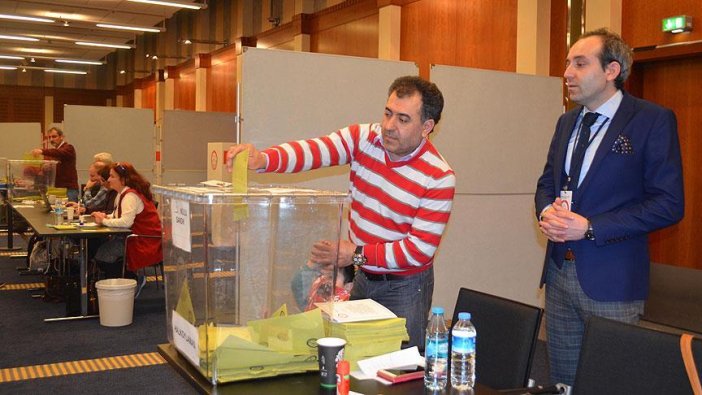 Avrupa'daki Türkler oy vermeye devam ediyor