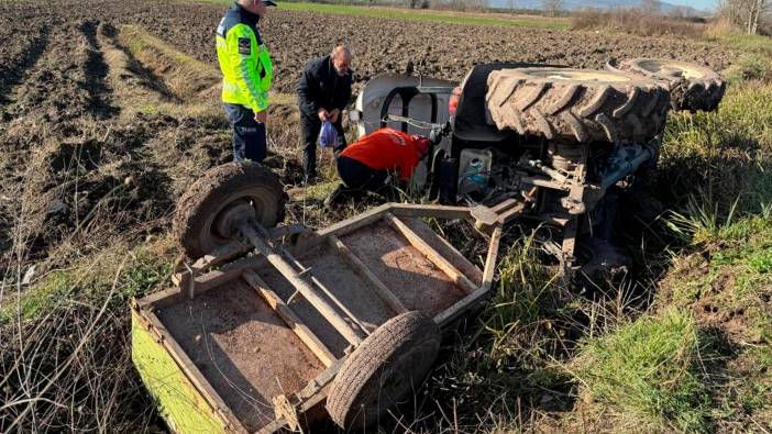 Sakarya'da kontrolünden çıkan traktör devrildi: 1 kişi yaralı