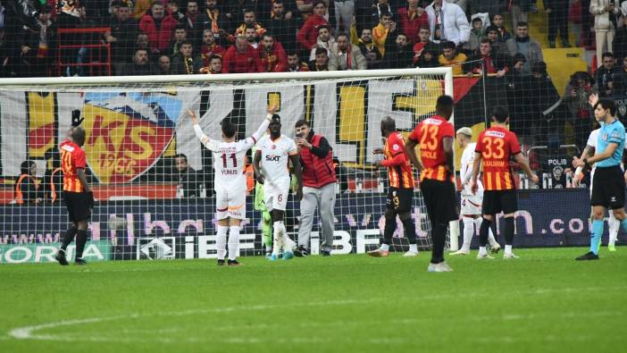 Kayserispor - Galatasaray maçında taraftar sahaya girdi