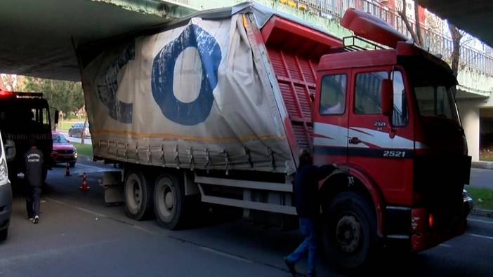 Bakırköy'de kamyon alt geçite sıkıştı! Sürücüye cezai işlem uygulandı