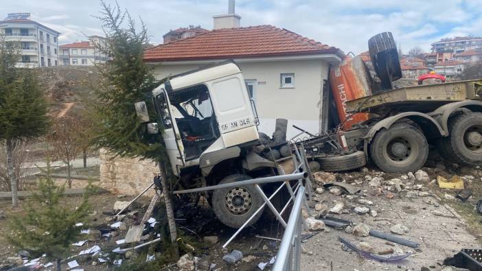 Yozgat'ta tır kamu binasına çarptı: 2 kişi yaralı