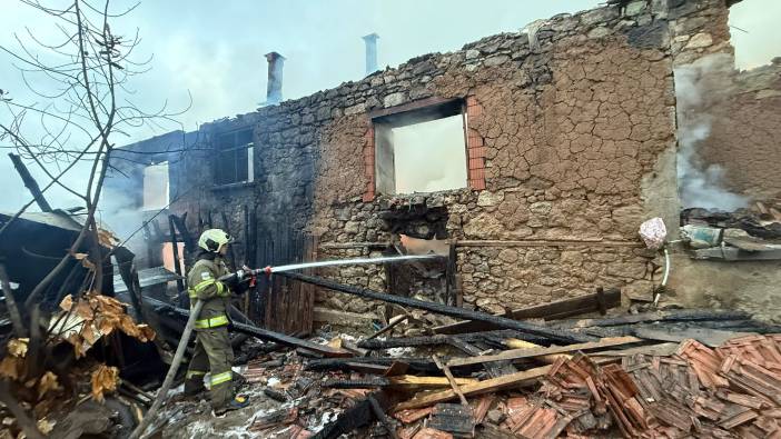 Balıkesir’de dört köy evi küle döndü