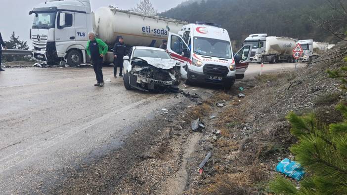 Bolu'da tır ile otomobil karşı karşıya geldi: 1'i ağır 4 kişi yaralı