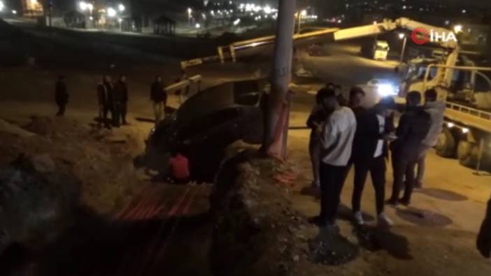Çukura düşen otomobil vinç yardımıyla çıkarıldı