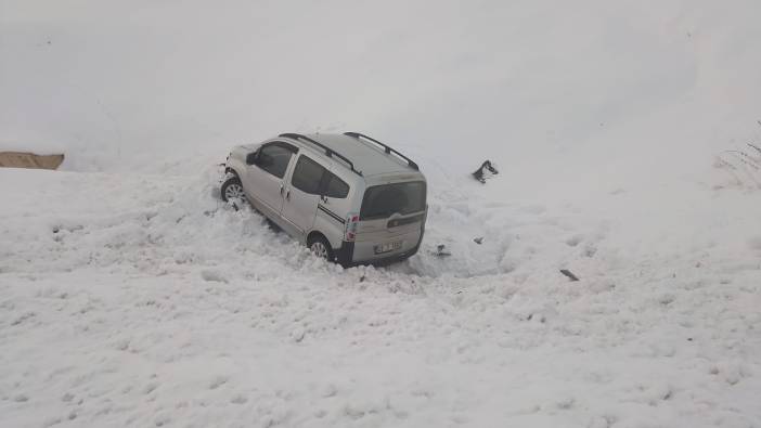 Bingöl'de araç şarampole yuvarlandı! 3 kişi yaralı