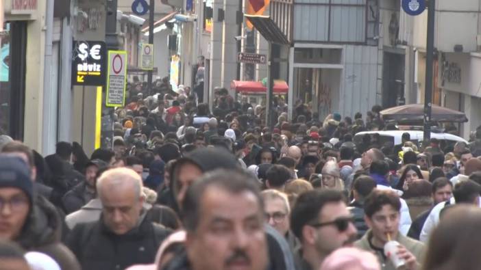 Yeni yıla saatler kala İstiklal Caddesi'nde insan seli