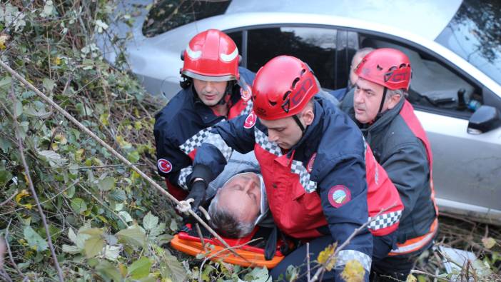 Şarampole uçan araçta yaralanan sürücüyü itfaiye kurtardı