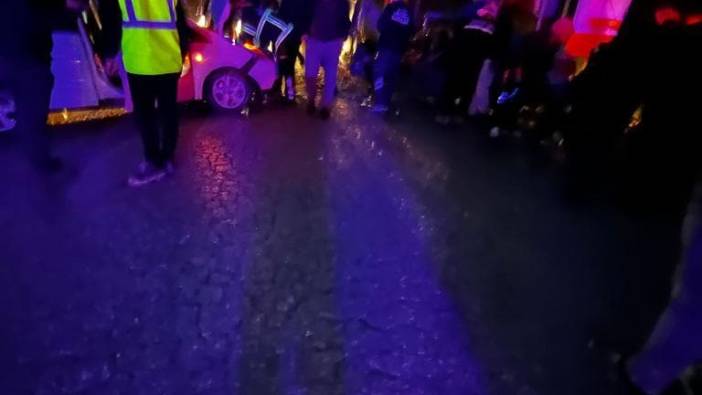 İki araç çarpıştı sürücü araçta sıkıştı