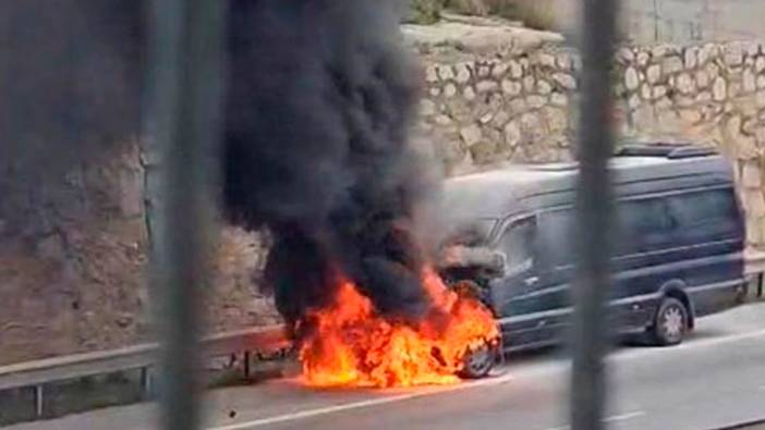 Pendik'te yangın! Servis minibüsü alevlere teslim oldu