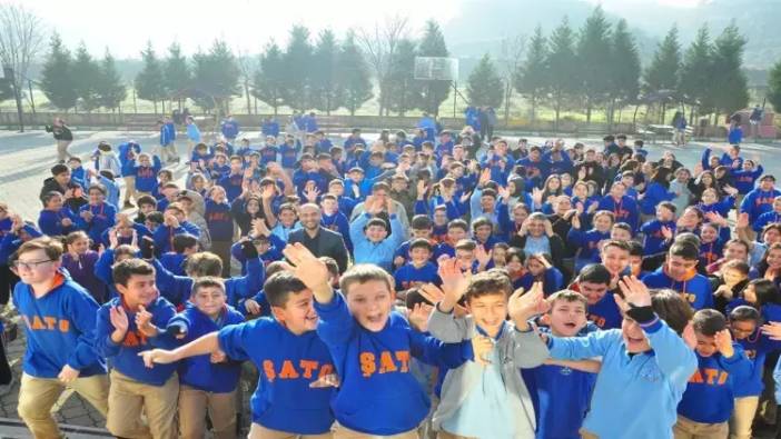 Okul radyosunda Ferdi Tayfur'un şarkıları çalındı, öğrenciler eşlik etti