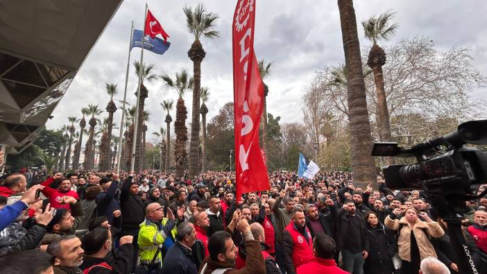 İzmir Büyükşehir Belediyesi'nde maaşları kesintiye uğrayan işçiler eylem yaptı