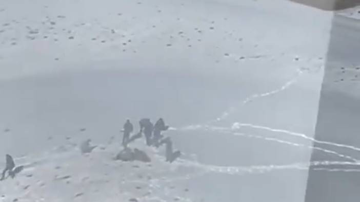 Van’da karlı arazide tehlikeli bekleyiş! Hipotermi geçiren göçmen kurtarıldı