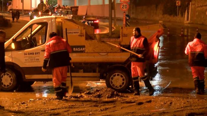 İstanbul Başakşehir'de ana isale hattındaki su borusu patladı; cadde göle döndü