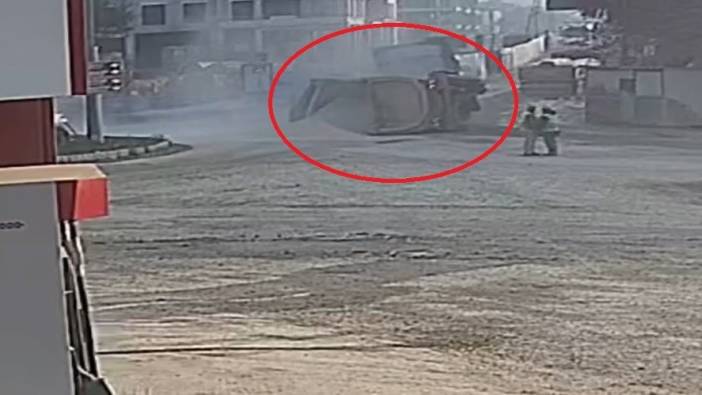 Hatay’da çakıl yüklü hafriyat kamyonu devrildi