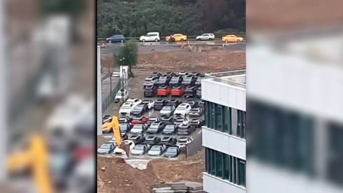 İstanbul'da sıfır araçlar yağmur sularına gömüldü