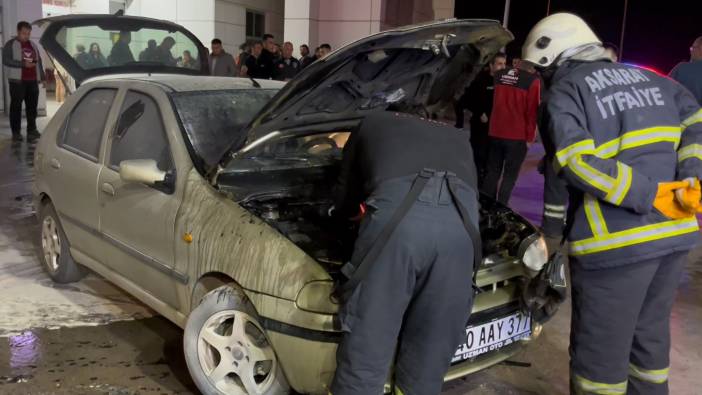 Acil servis önüne park ettiği aracı alev alarak yandı