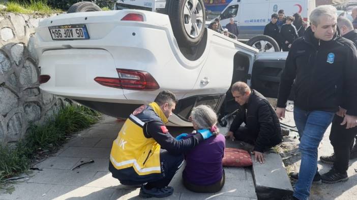Otomobile çarpıp kaldırıma devrildi