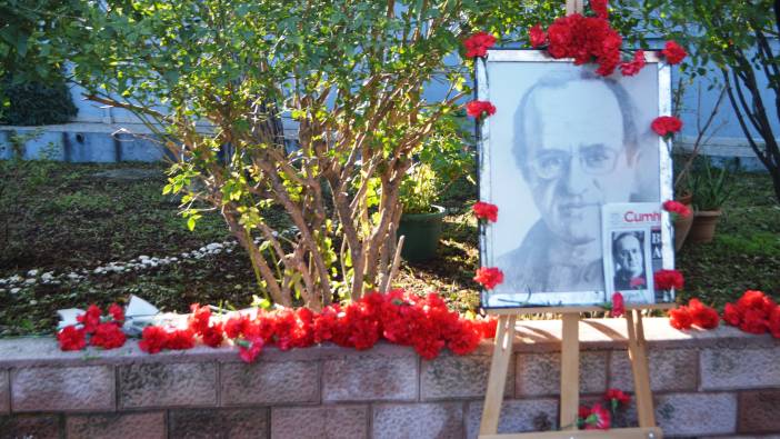 Uğur Mumcu vefatının 32. yılında evi önünde anıldı
