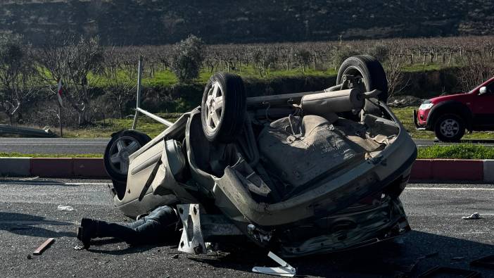 Denizli'de direğe çarpan araç takla attı! Hurdaya dönen araçta 2 kişi yaralı