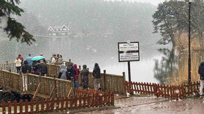 Gölcük Tabiat Parkı’nda lapa lapa kar yağışı