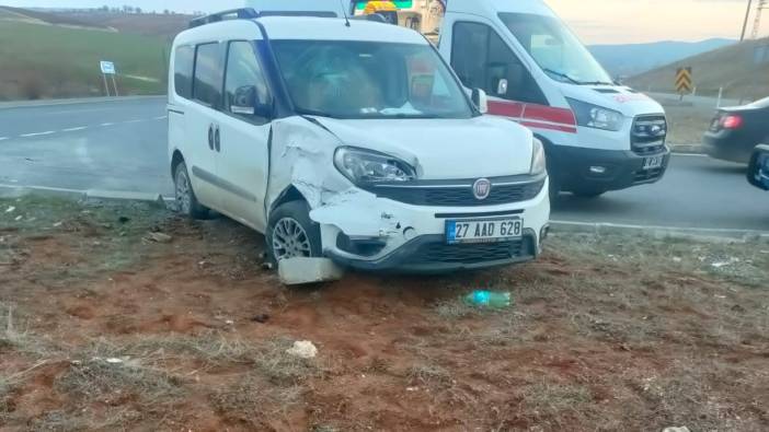 Hafif ticari araçlar kafa kafaya çarpıştı: 1 yaralı