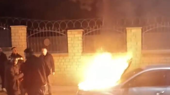 Seyir halindeki otomobil alev topuna döndü