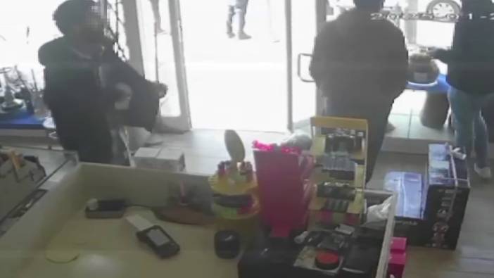 Sadaka kutusunu çalan şahıs kameralara yansıdı