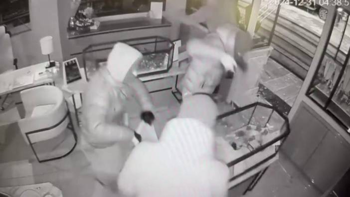 Kadıköy’de kuyumcuya 4 milyonluk şok! Altınları çalan 4 şüpheli yakalandı