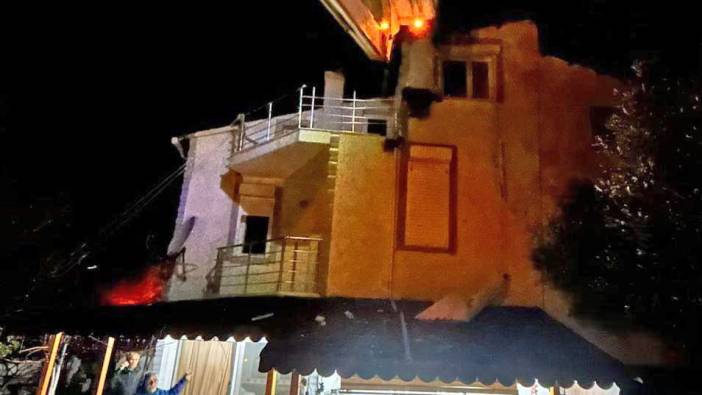 Çeşme'de eve yıldırım düştü