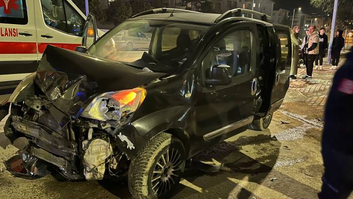 Bursa'da hafif ticari araç otomobille çarpıştı: 4 yaralı