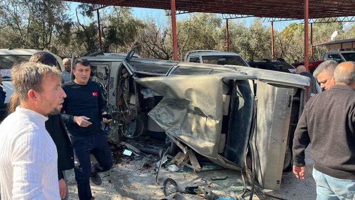 Mersin'de takla atan otomobil yol kenarındaki araçlara çarptı: 2 yaralı
