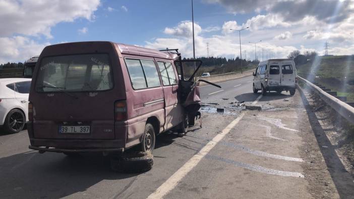 Hurdaya dönen minibüste sıkışan sürücüyü itfaiye kurtardı