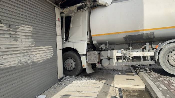 Başakşehir'de su tankeri tıp merkezinin bulunduğu binaya çarptı