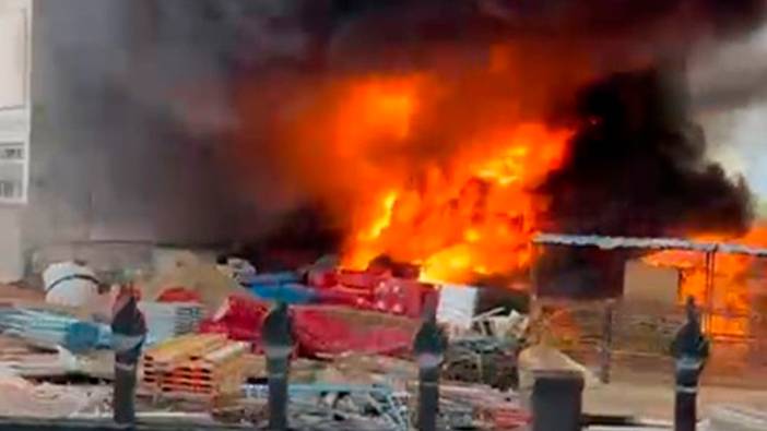 İzmir'de inşaat halindeki okulda yangın! Bahçede bulunan malzemeler alev aldı