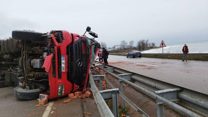 Sinop'ta tuğla yüklü kamyon devrildi: 1 yaralı