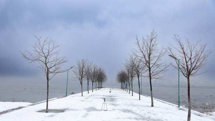 Sapanca Gölü’nde yoğun kar yağışı! Ortaya kartpostallık görüntüler çıktı