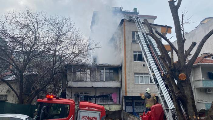 Küçükçekmece’de yangın! 2 katlı gecekondu alevlere teslim oldu