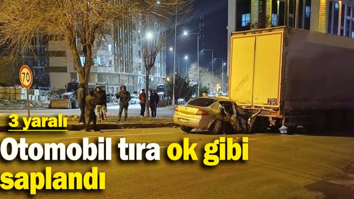 Otomobil tıra ok gibi saplandı: 3 yaralı
