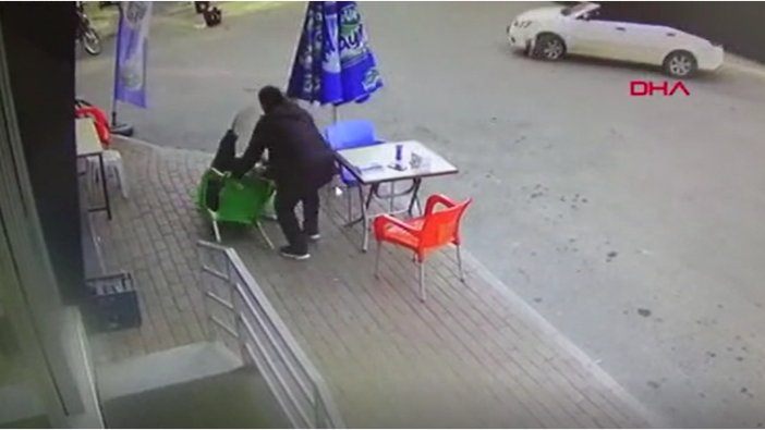 Tavuğu yakalamak isteyen dönerci sandalyeden düştü