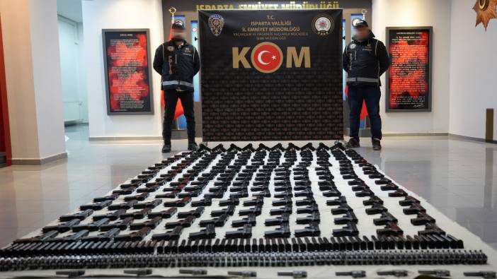 Isparta'da iki araçta yüzlerce ruhsatsız tabanca ele geçirildi