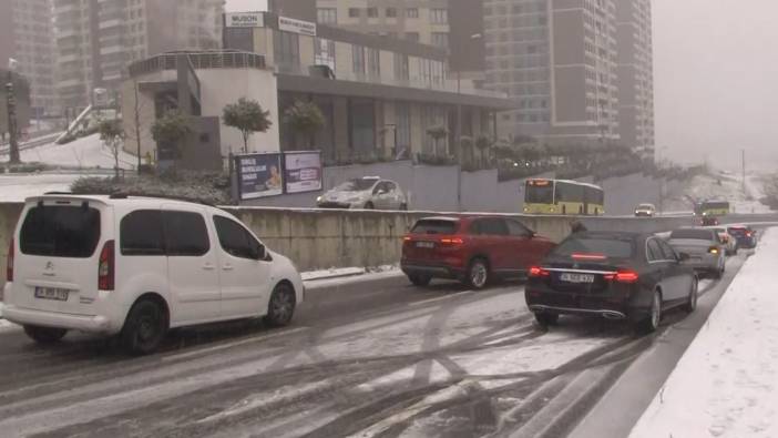İstanbul beyaza büründü! Başakşehir’de araçlar yollarda kaldı