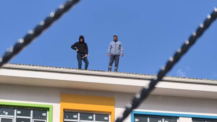 Bursa'da inşaat sonrası paralarını alamayan işçiler anaokulunun çatısına çıktı