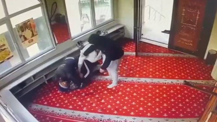 İstanbul'da camide dehşet anları! Makasla çocuğa saldırdı